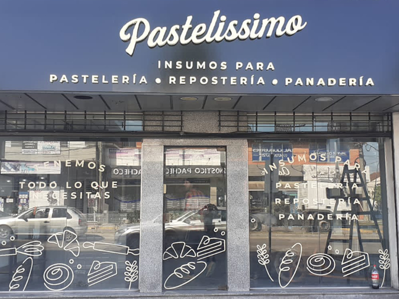 Cartel corporeo polifan y vidriera en vinilo de corte para pasteleria